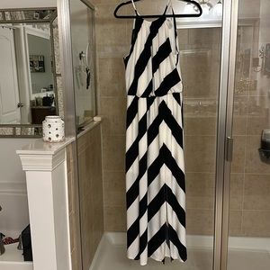 LONDON TIMES BLOUSON HALTER
MAXI DRESS Size 6 Back & White